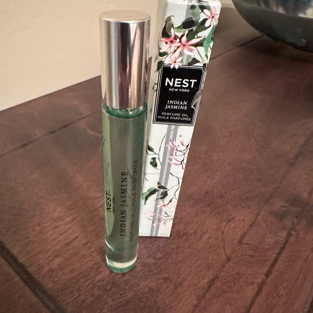 NEST Fragrances Indian Jasmine Perfume Oil with Floral Design